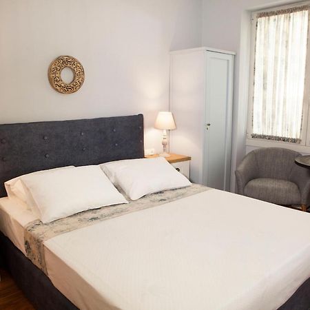 Lovely 1St Fl. Apt, With Balcony In Pagrati Athena Bagian luar foto