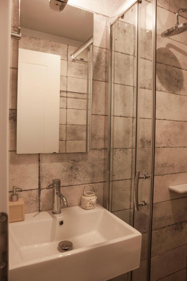 Lovely 1St Fl. Apt, With Balcony In Pagrati Athena Bagian luar foto